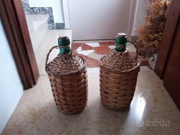 DUE fiaschi in vimini in vetro verde e UNO bianco