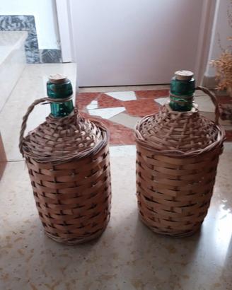 DUE fiaschi in vimini in vetro verde e UNO bianco