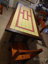 tavolo in ciliegio con ceramica