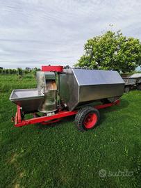 Carro vendemmia con pigiatrice