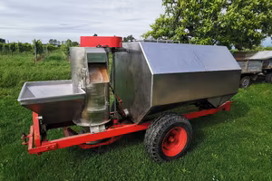 Carro vendemmia con pigiatrice