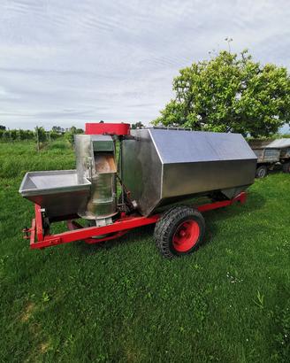 Carro vendemmia con pigiatrice