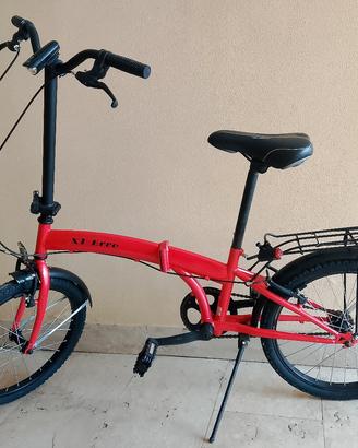 bici pieghevole rossa.