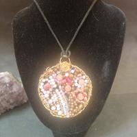 collana con ciondolo artistico pietre,