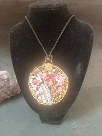 collana con ciondolo artistico pietre,