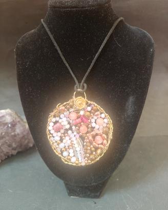 collana con ciondolo artistico pietre,