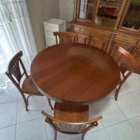 Tavolo e sedie in legno