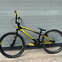 BMX Esperia nera e gialla – pronta all’uso