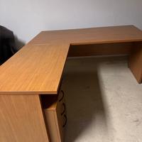 Scrivania da ufficio ad angolo con cassettiera