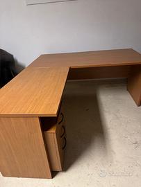 Scrivania da ufficio ad angolo con cassettiera