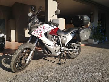 Honda Transalp XL700V con cavalletto centrale