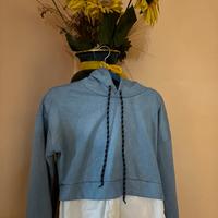 felpa con cappuccio + camicia bianca sotto