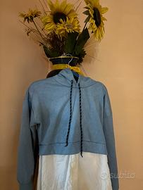 felpa con cappuccio + camicia bianca sotto