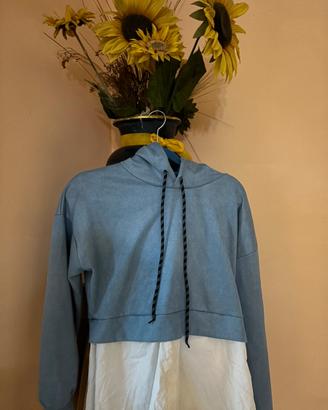 felpa con cappuccio + camicia bianca sotto