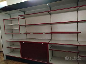 Scaffali modulari con ripiani in laminato