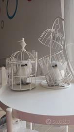 Gabbiette decorative bianche con uccellini finti