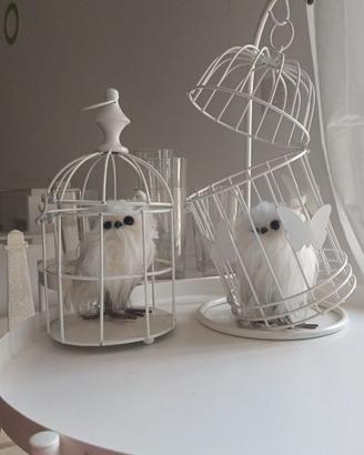 Gabbiette decorative bianche con uccellini finti