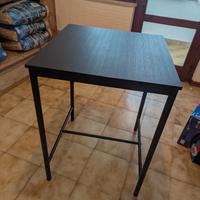 tavolo alto e due sgabelli alti Ikea 