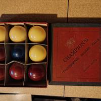 Otto palle da biliardo e boccino