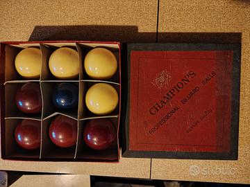 Otto palle da biliardo e boccino