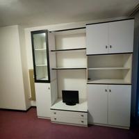 Mobile soggiorno bianco e nero con vetrina