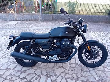 Moto Guzzi V7 stone
