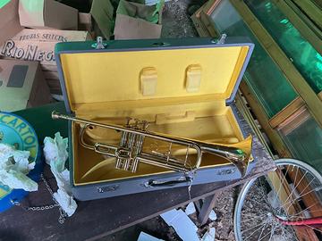 Tromba strumento musicale vintage con custodia