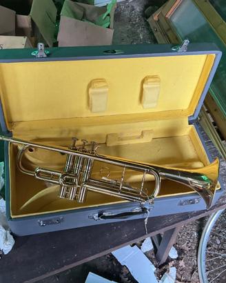 Tromba strumento musicale vintage con custodia