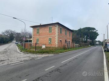 Casa indipendente con magazzino e giardino