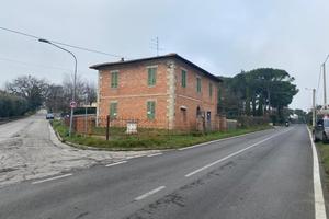 Casa indipendente con magazzino e giardino