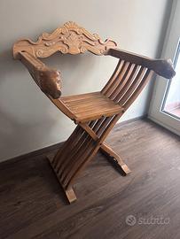Sedia savonarola in noce con leoni
