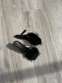 mules tacchi con piume nere