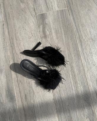mules tacchi con piume nere
