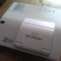 Hitachi proiettore raggio corto ottica corta