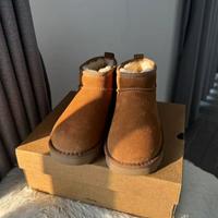 UGG Mini Snow Boots, Castagna EU 40
