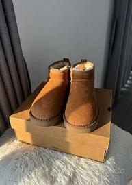UGG Mini Snow Boots, Castagna EU 40