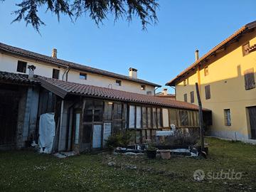 Ampia casa con giardino e terreno