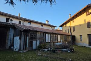 Ampia casa con giardino e terreno