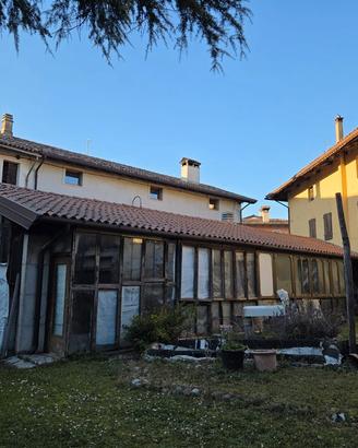 Ampia casa con giardino e terreno