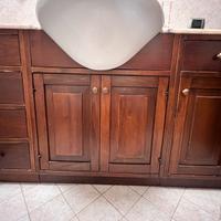 Mobile bagno in legno con lavandino