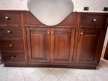 Mobile bagno in legno con lavandino