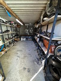 Svuoto garage pezzi moto e scooter