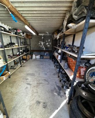 Svuoto garage pezzi moto e scooter