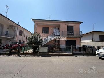 Casa bifamigliare libera su 4 lati su 2 livelli a
