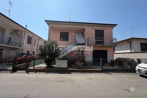 Casa bifamigliare libera su 4 lati su 2 livelli a