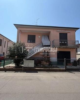 Casa bifamigliare libera su 4 lati su 2 livelli a