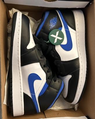 Air Jordan 1 Mid nella colorazione "Royal White"