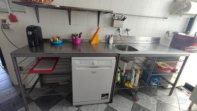 cucina con ripiani in acciaio inox 