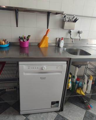 cucina con ripiani in acciaio inox 