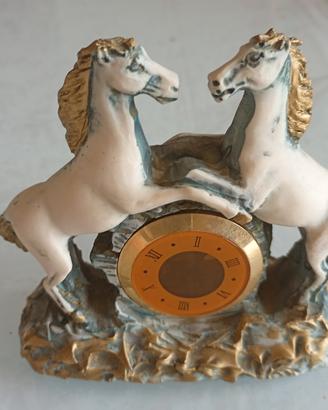 due cavalli con orologio 